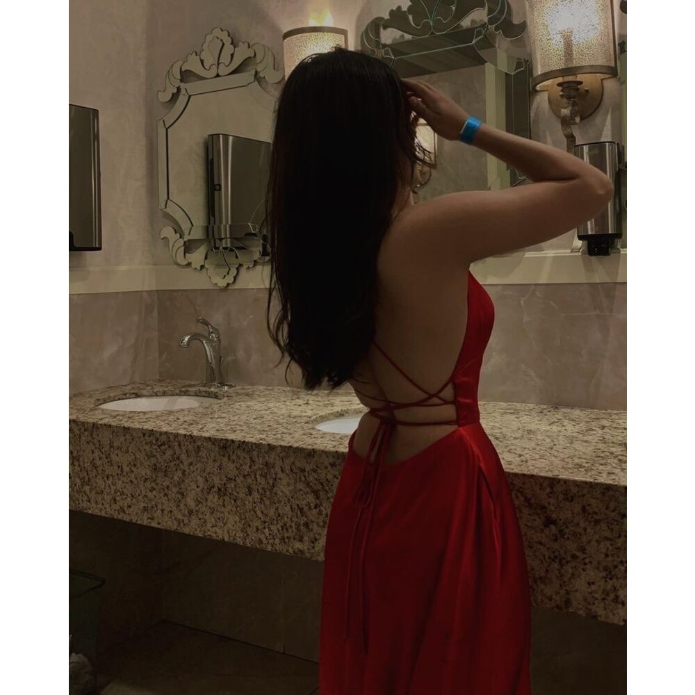 Vestido de fiesta largo sencillo con tirantes finos y abertura en la espalda