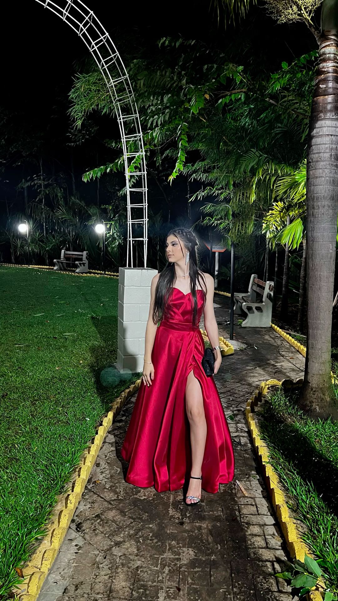 Vestido de fiesta rojo sencillo de línea A, largo y formal de satén.