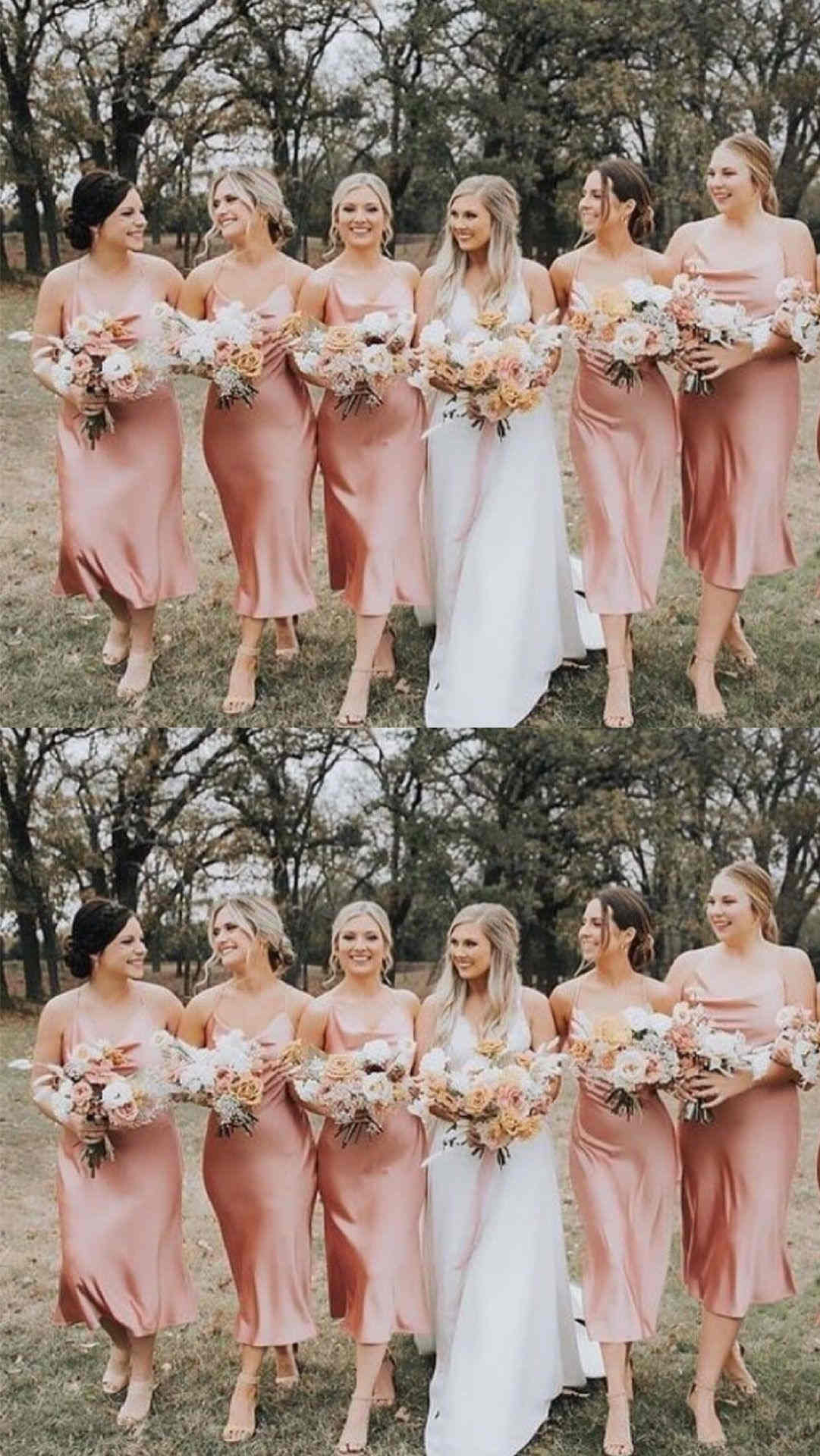 Vestido de dama de honor color champán con tirantes finos de satén y longitud hasta la rodilla