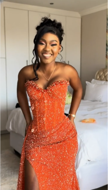 Vestido largo de sirena naranja para fiesta de noche con abertura