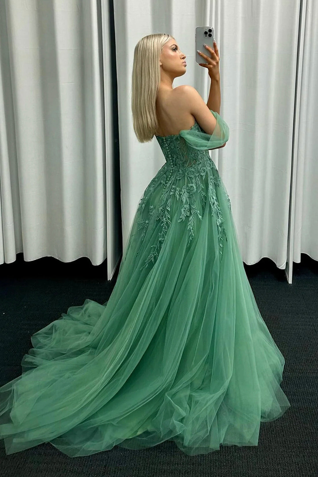 Vestido de fiesta largo de tul con encaje y corte en A, verde, con hombros descubiertos.