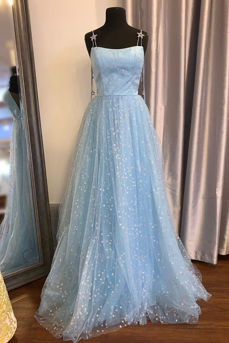 Elegante vestido formal de tul azul cielo claro con tirantes finos y corte en A