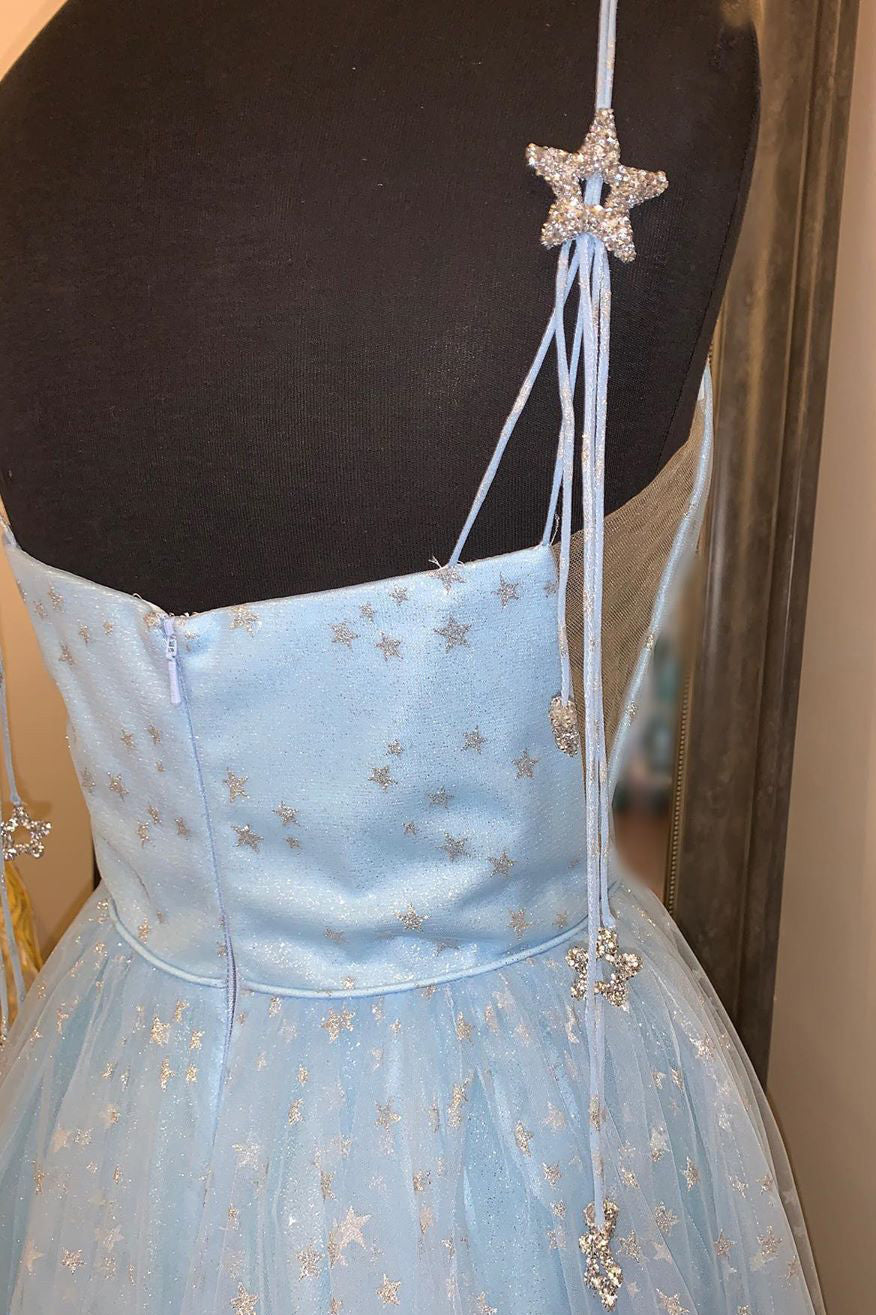 Elegante vestido formal de tul azul cielo claro con tirantes finos y corte en A
