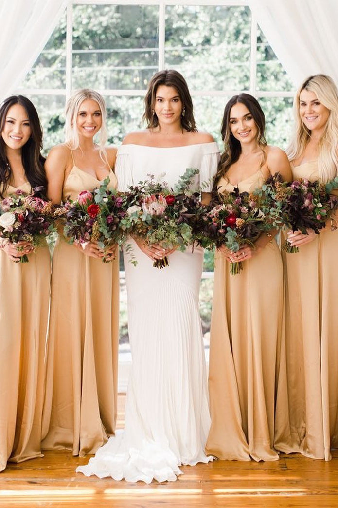 Elegante vestido de dama de honor de satén dorado con tirantes finos