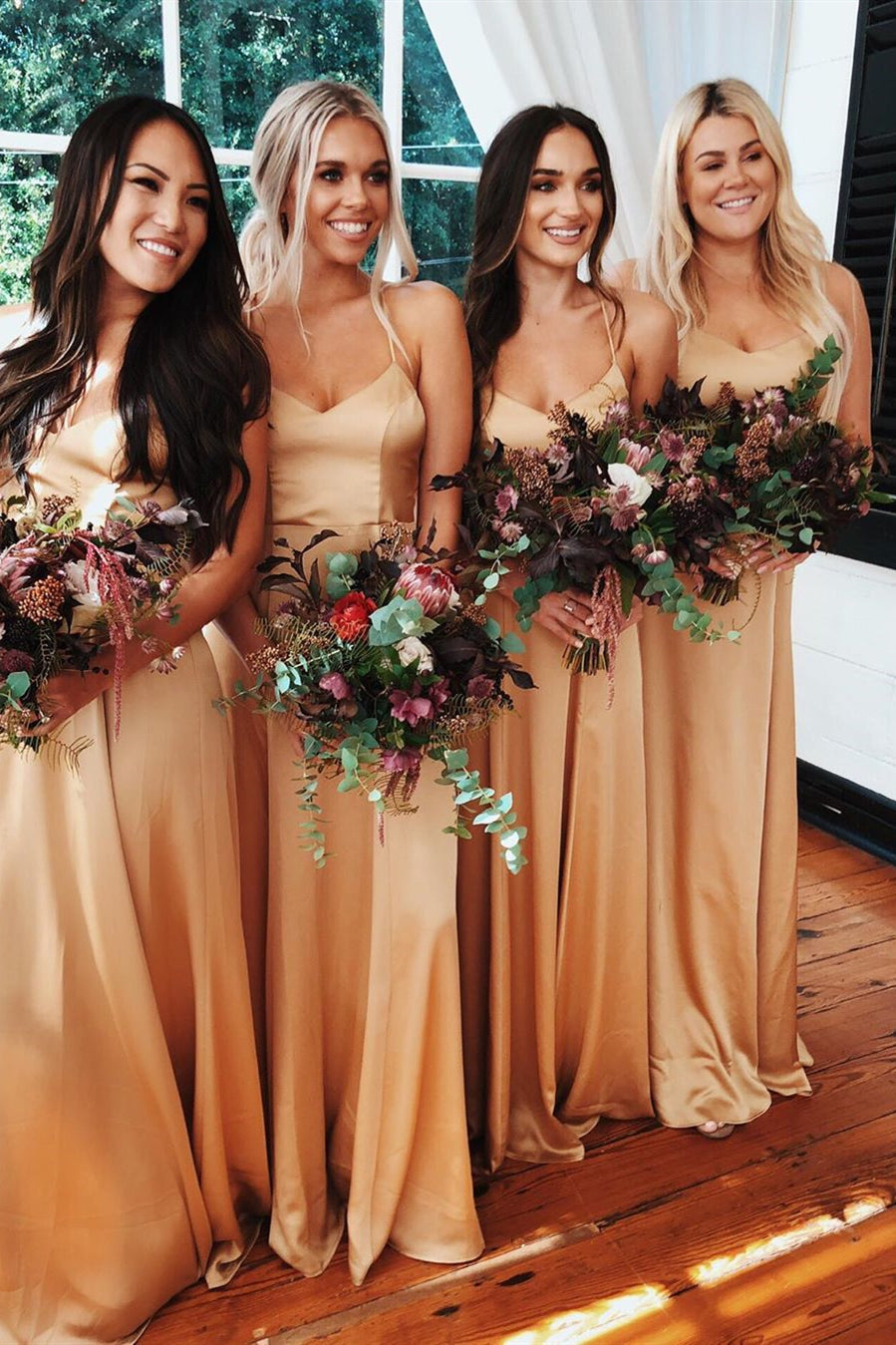 Elegante vestido de dama de honor de satén dorado con tirantes finos