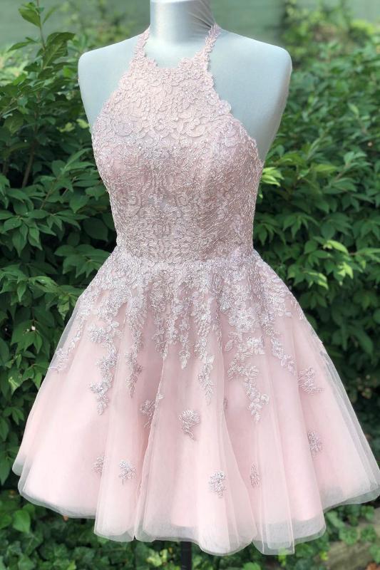 Vestido de cóctel corto de encaje rosa con espalda descubierta y cuello halter