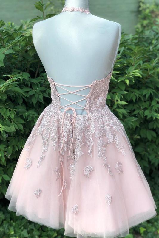 Vestido de cóctel corto de encaje rosa con espalda descubierta y cuello halter