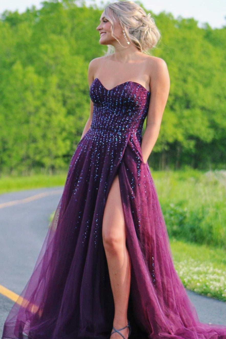 Vestido de fiesta largo de tul con cuentas color ciruela, corte en A y escote corazón, con abertura