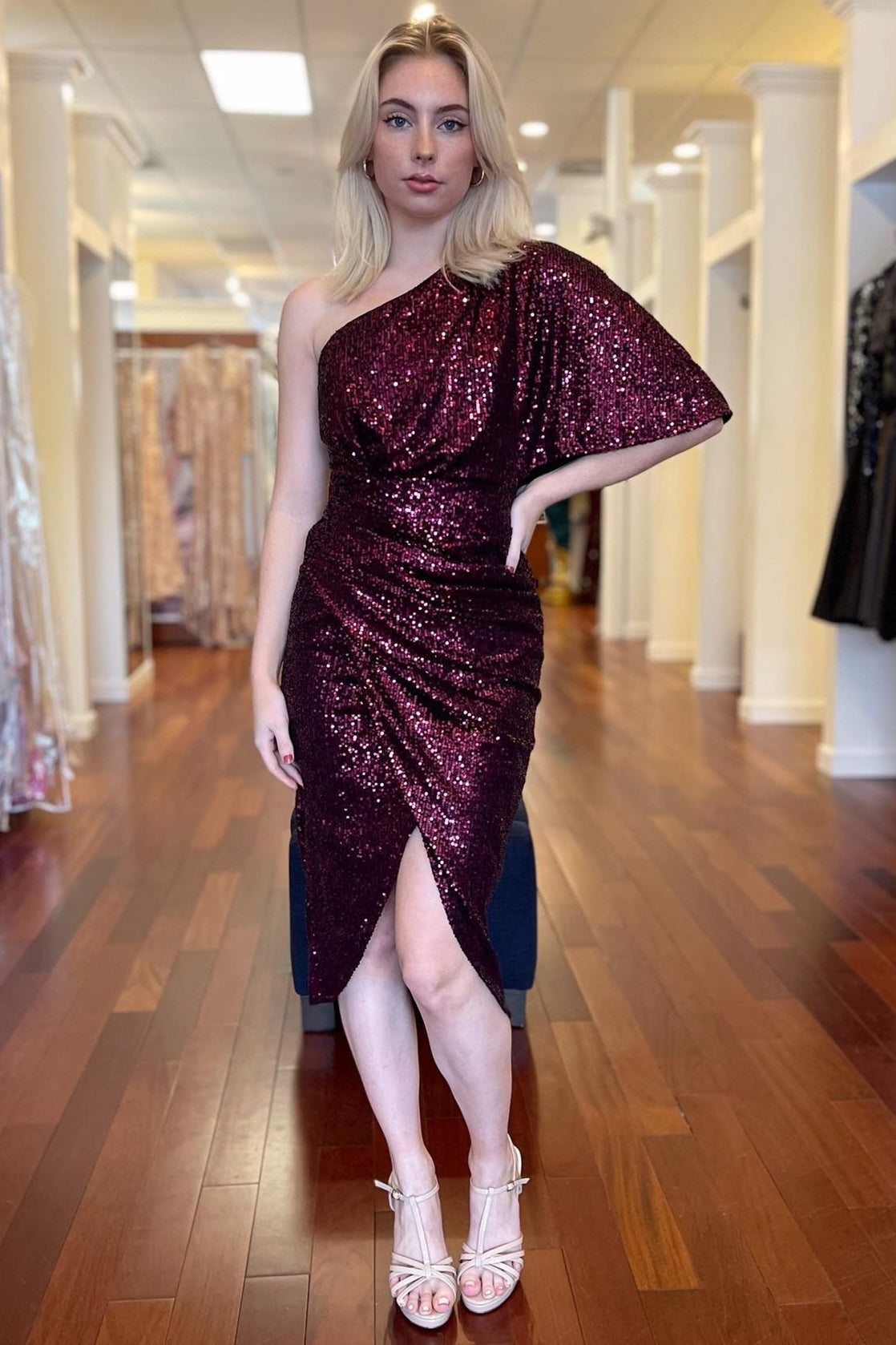 Vestido de cóctel con lentejuelas burdeos de corte alto y bajo para fiesta de graduación