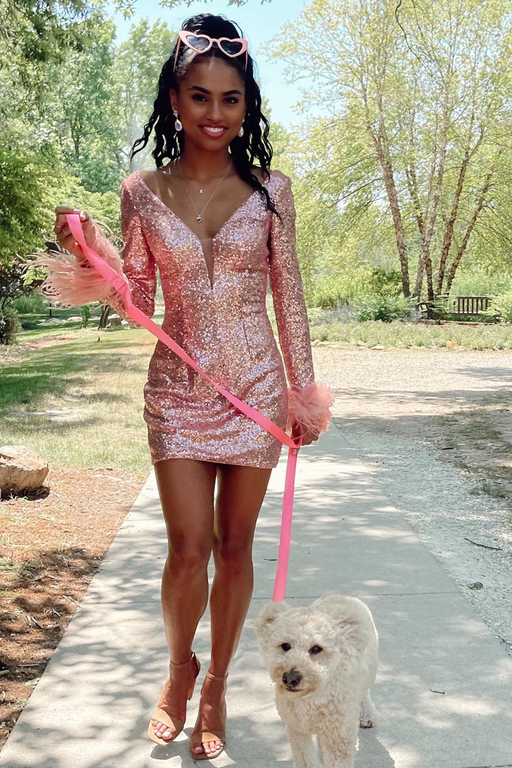 Vestido de cóctel ajustado con escote en V, espalda descubierta y lentejuelas fucsias, con mangas largas