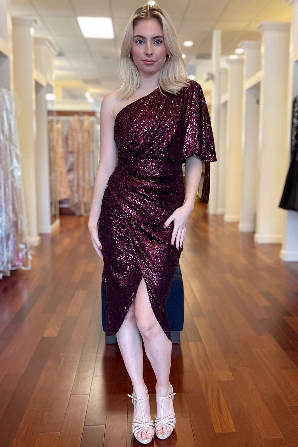 Vestido de cóctel con lentejuelas burdeos de corte alto y bajo para fiesta de graduación