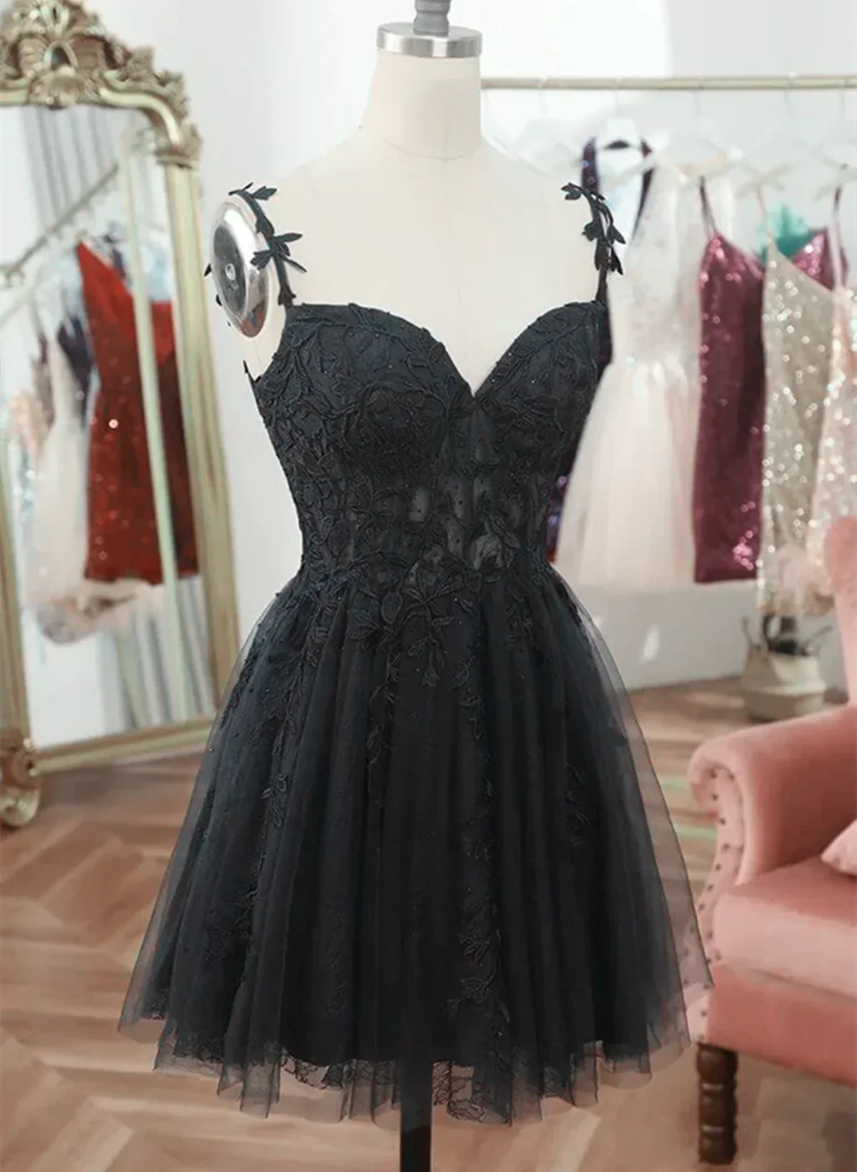 Elegante vestido negro corto de fiesta de tul en forma de A para cóctel