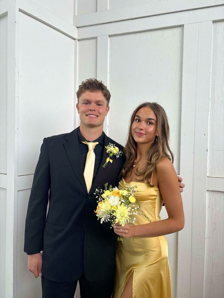 El mejor vestido de fiesta largo amarillo con tirantes finos y abertura