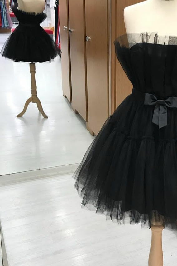 Vestido de fiesta corto de tul abullonado en forma de A de color rosa intenso.