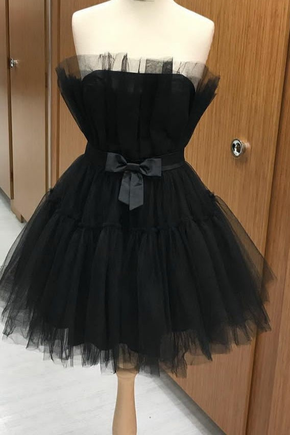Vestido de fiesta corto de tul abullonado en forma de A de color rosa intenso.