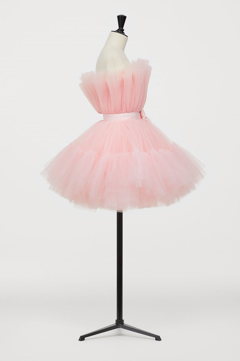 Vestido de fiesta corto de tul abullonado en forma de A de color rosa intenso.