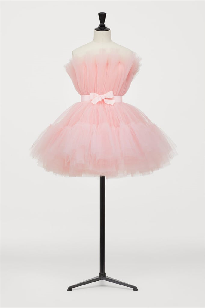 Vestido de fiesta corto de tul abullonado en forma de A de color rosa intenso.