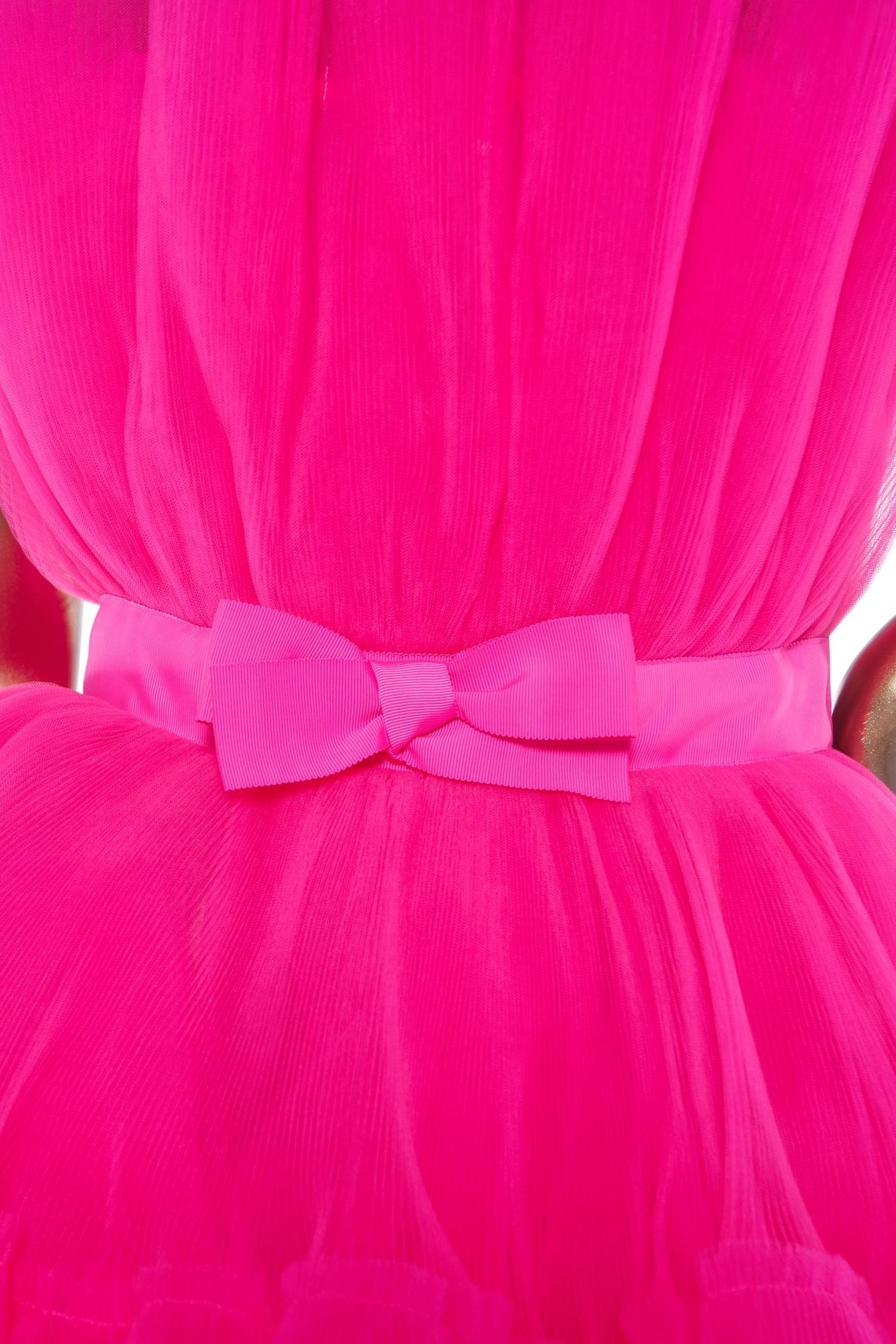 Vestido de fiesta corto de tul abullonado en forma de A de color rosa intenso.