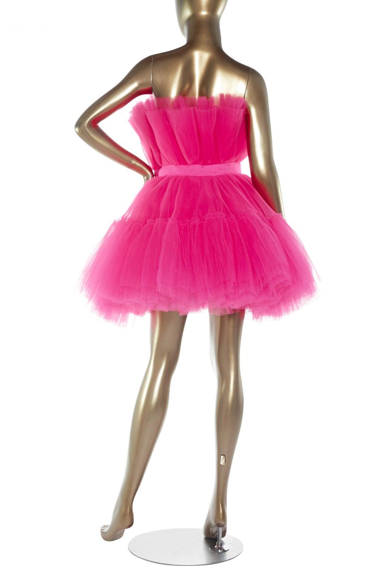 Vestido de fiesta corto de tul abullonado en forma de A de color rosa intenso.