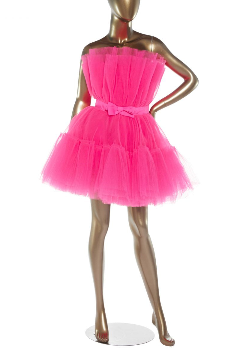 Vestido de fiesta corto de tul abullonado en forma de A de color rosa intenso.