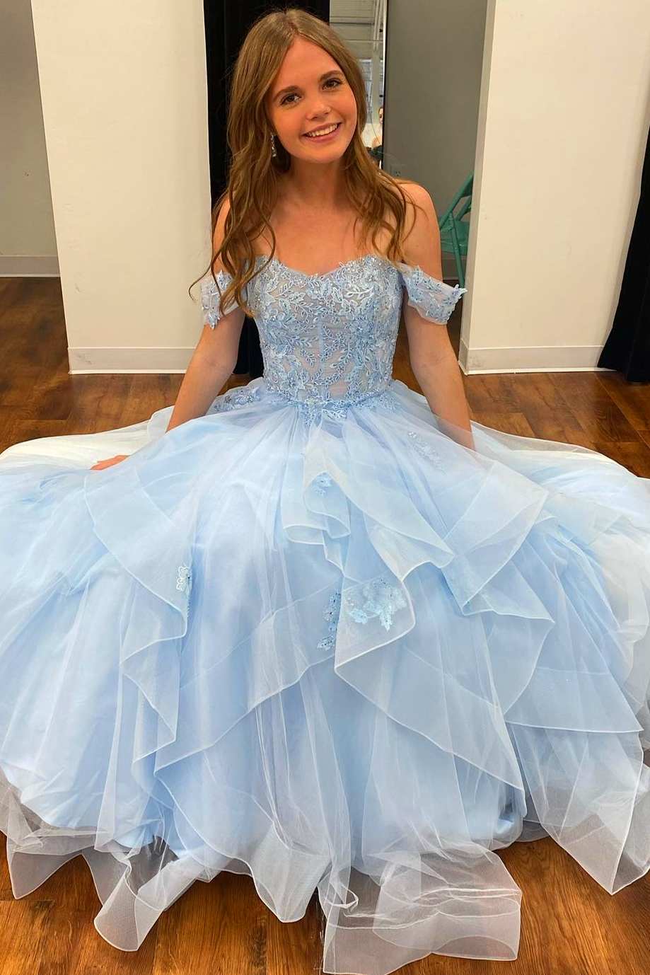 Vestido de fiesta azul claro de tul con hombros descubiertos y corte A escalonado, vestidos de graduación con volantes