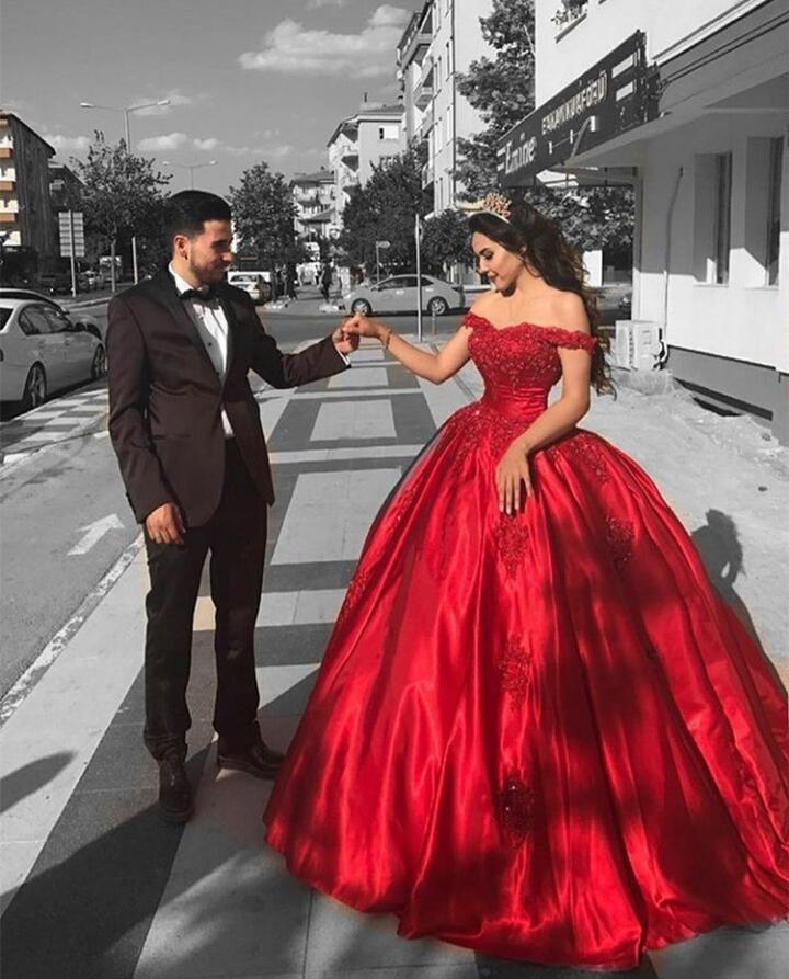 Vestido de fiesta rojo de satén con escote en forma de corazón y hombros descubiertos con apliques