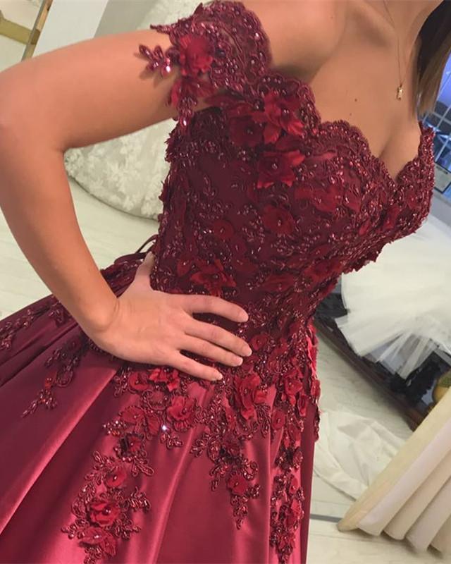 Vestidos de fiesta de satén con hombros descubiertos y flores 3D con cuentas