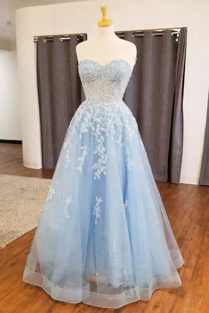 Vestido de fiesta formal de corte A con escote en forma de corazón y apliques azul claro