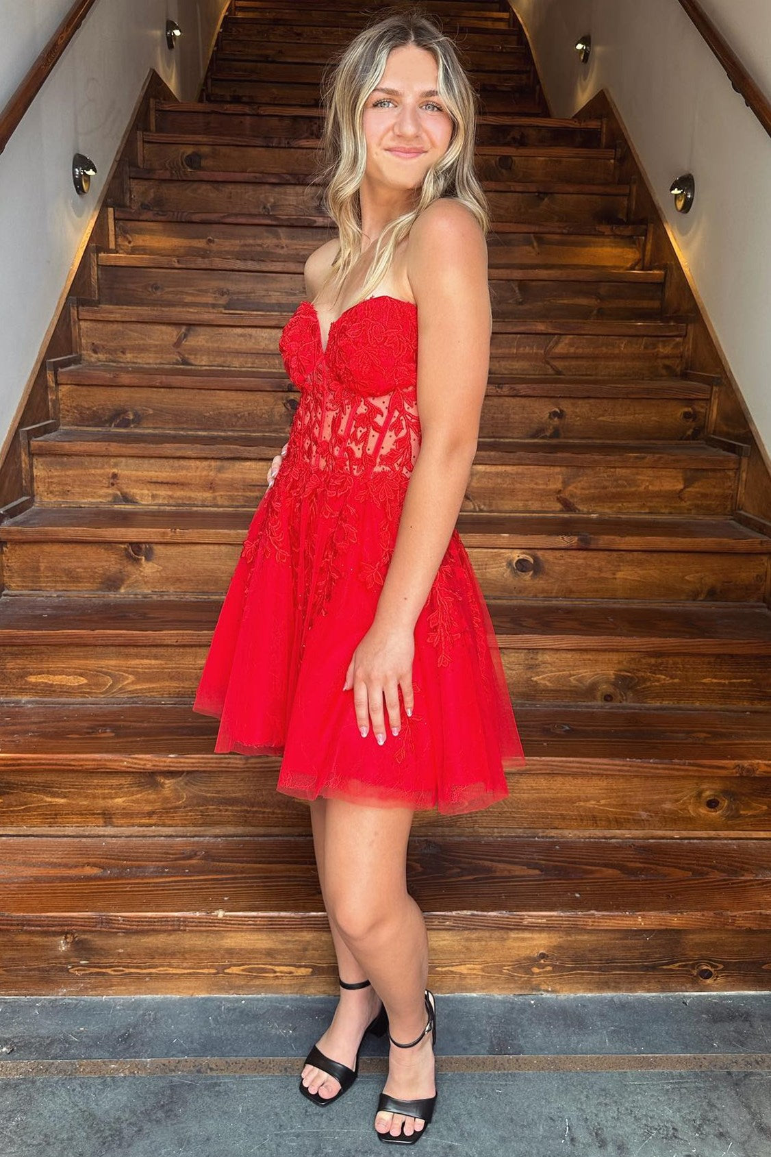 Vestido de fiesta de corte A con escote en forma de corazón y apliques color magenta