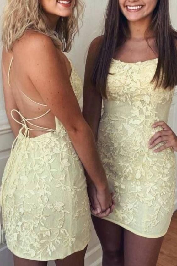 Vestido corto de fiesta con tirantes finos y encaje amarillo