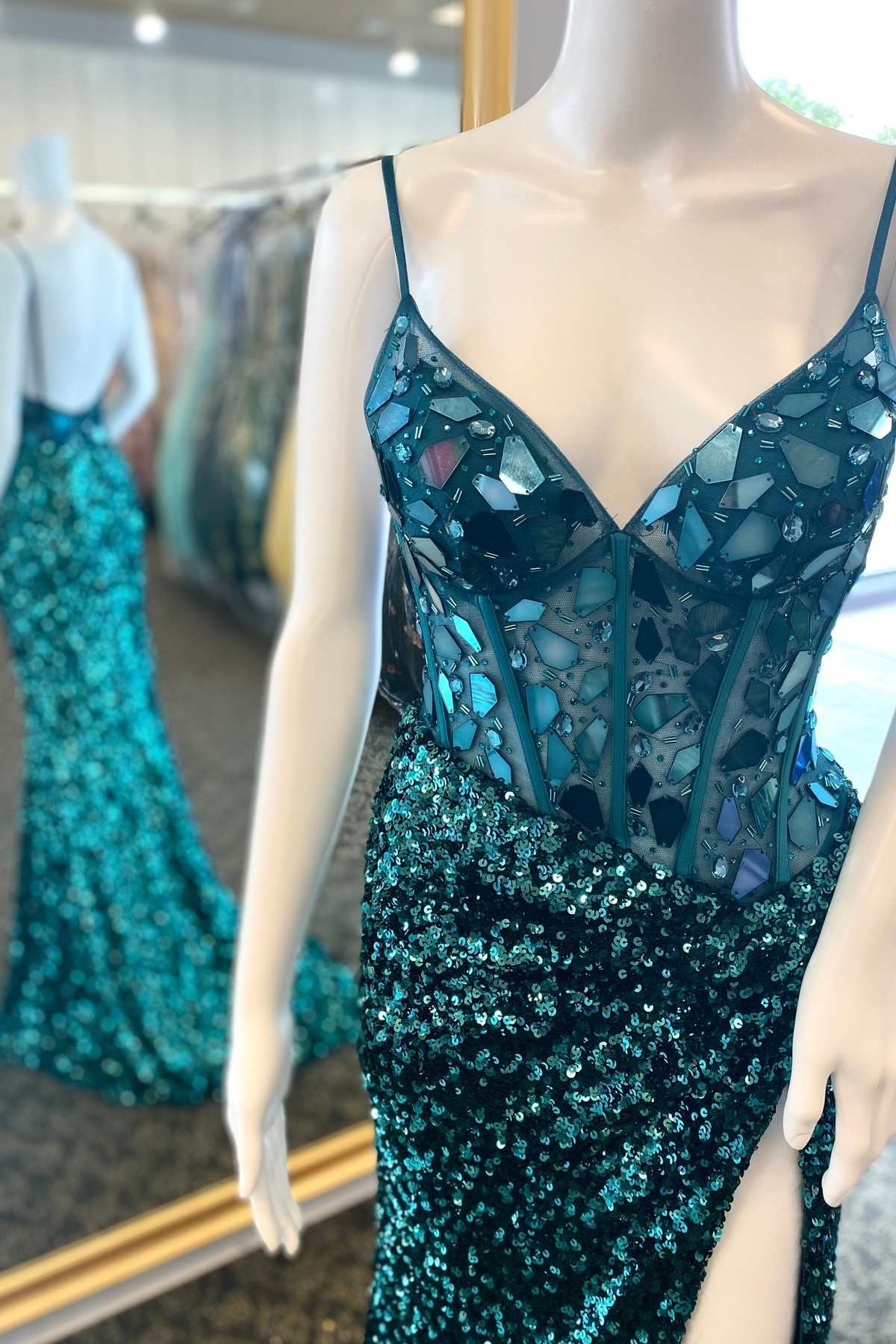 Vestido de fiesta largo con abertura y lentejuelas en verde cazador con espejo de cristal tallado