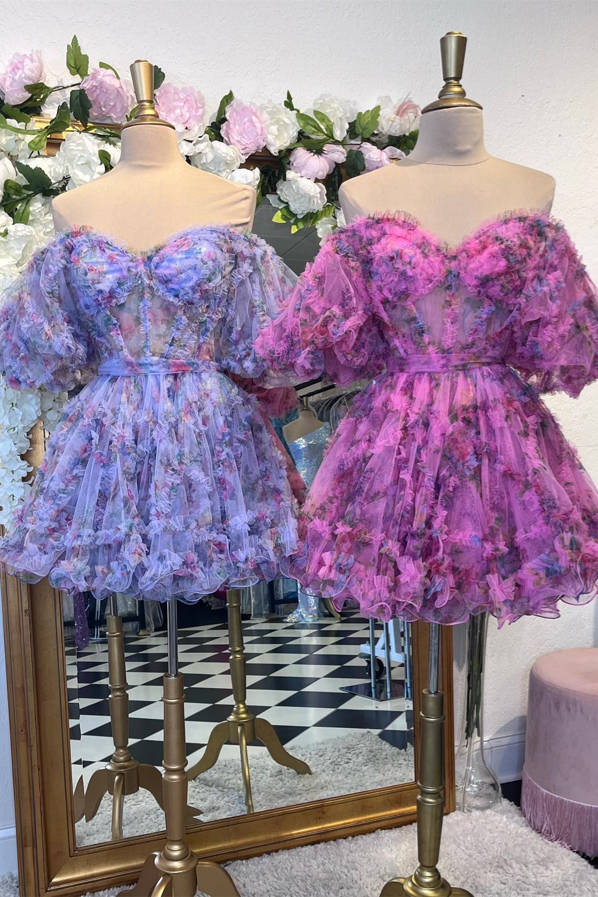 Vestido de fiesta con volantes y hombros descubiertos en color lavanda y fucsia