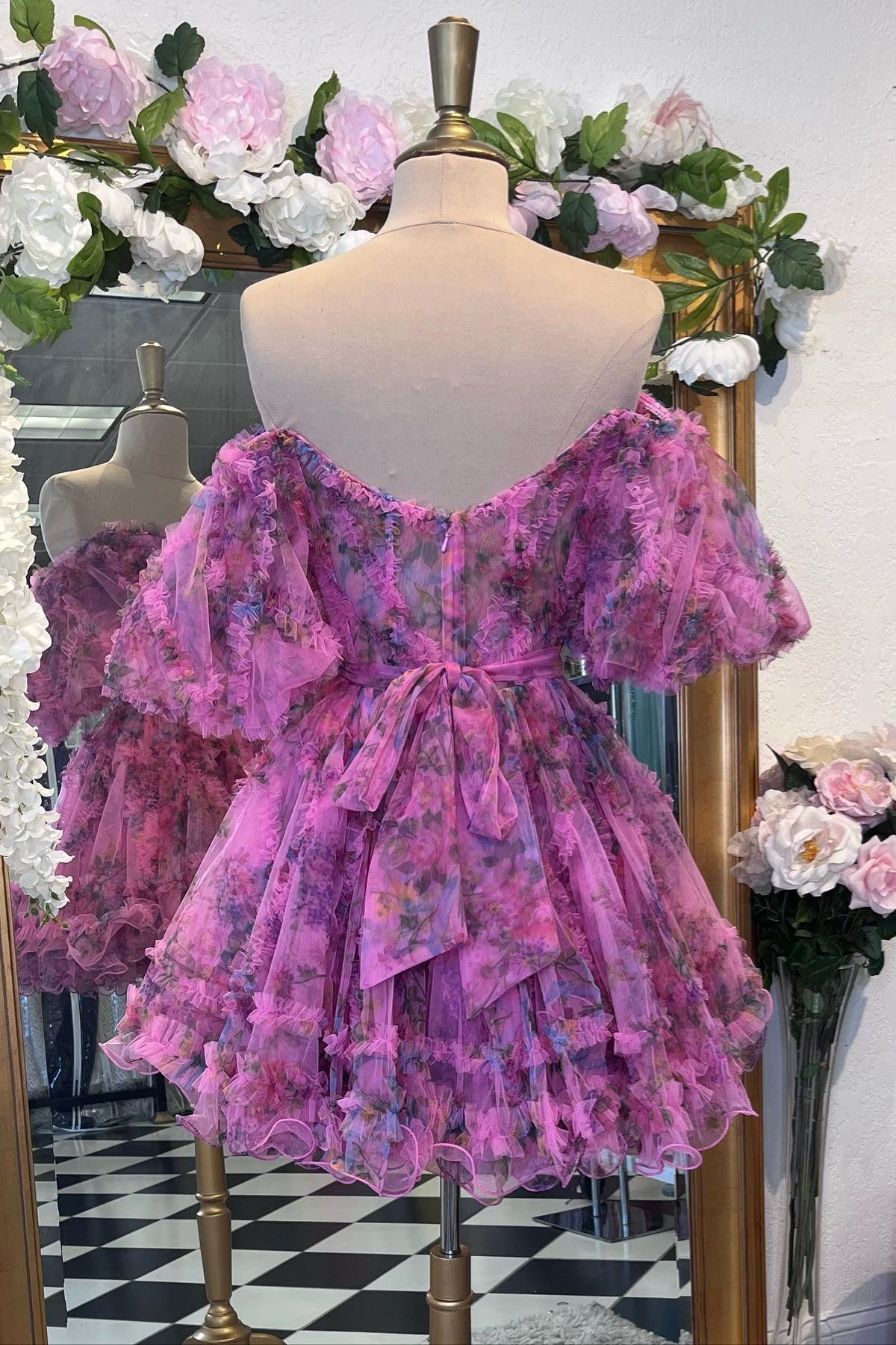 Vestido de fiesta con volantes y hombros descubiertos en color lavanda y fucsia