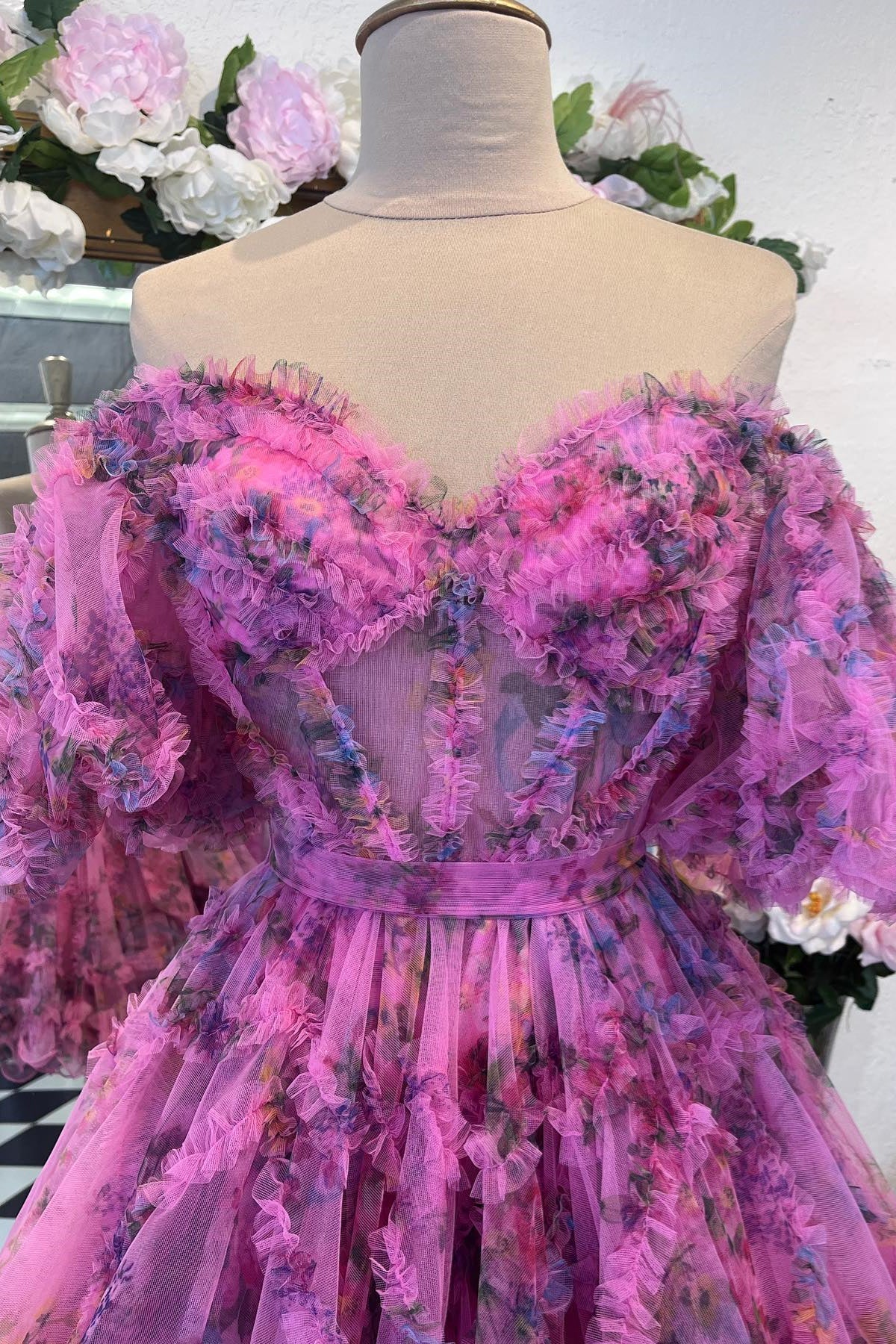 Vestido de fiesta con volantes y hombros descubiertos en color lavanda y fucsia