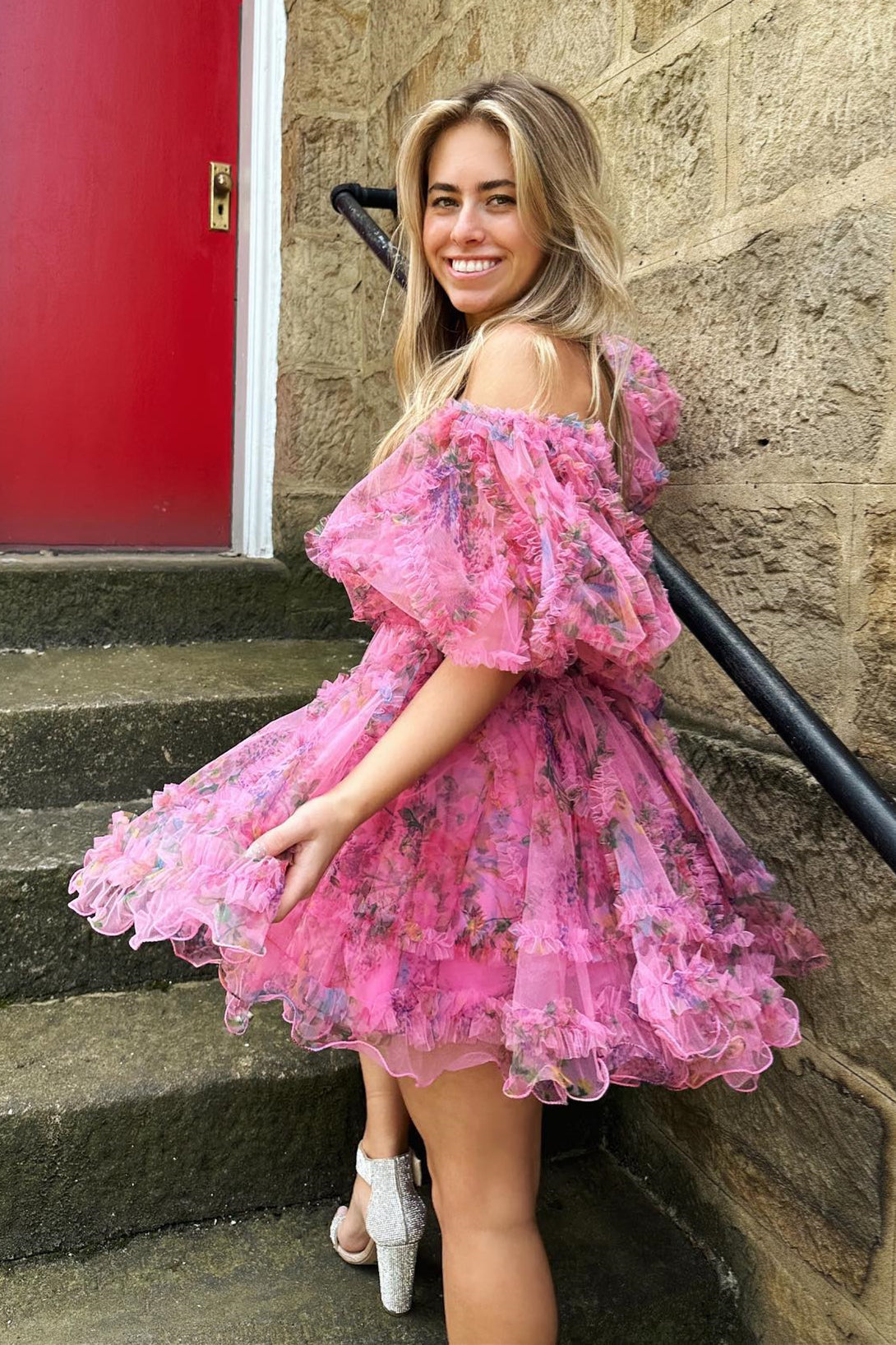 Vestido de fiesta con volantes y hombros descubiertos en color lavanda y fucsia