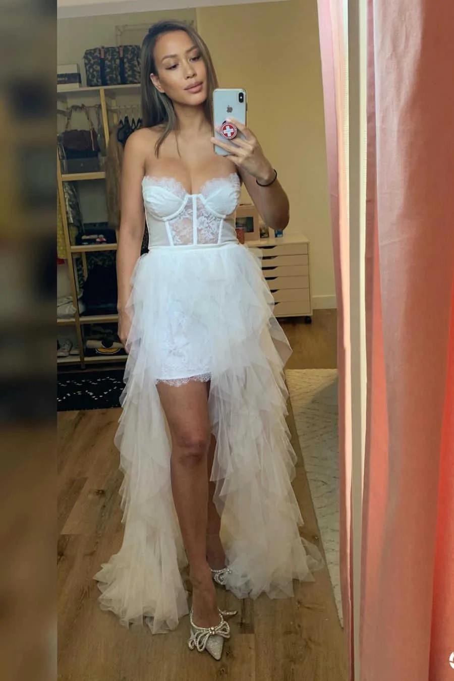 Vestido formal de fiesta en blanco y negro con escote en forma de corazón, color rojo óxido, alto y bajo, de capas.