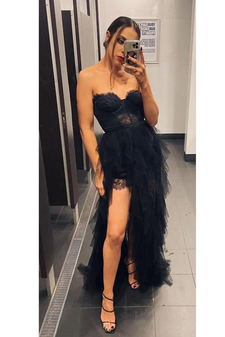 Vestido formal de fiesta en blanco y negro con escote en forma de corazón, color rojo óxido, alto y bajo, de capas.