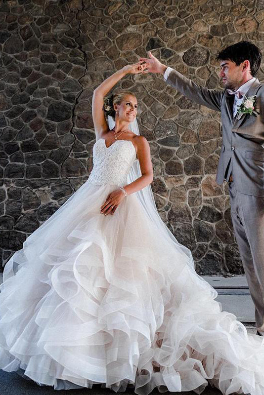 Vestido de novia largo color marfil con escote en forma de A y volantes en cascada