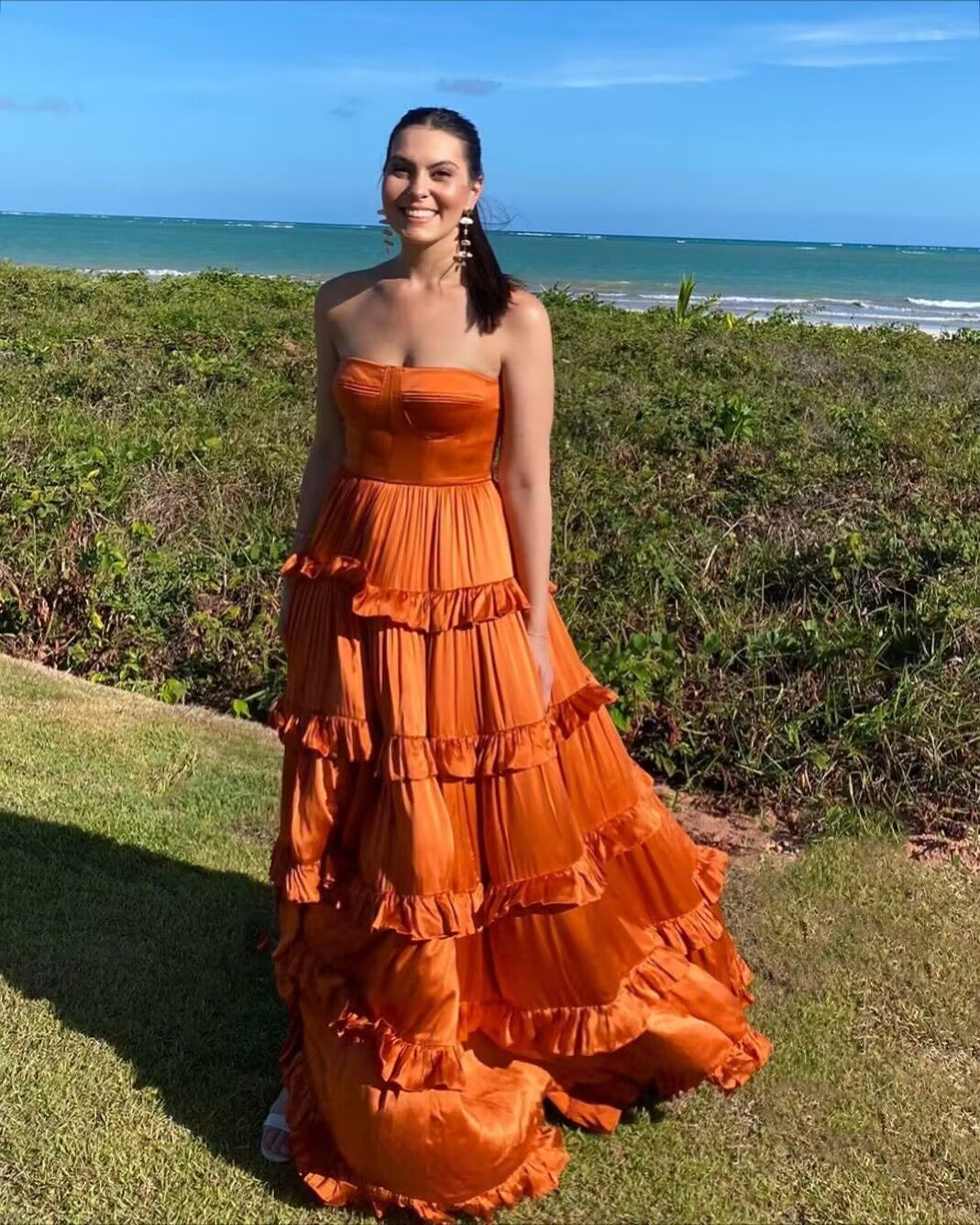 Vestido de fiesta largo de satén en capas, sin tirantes, color naranja quemado