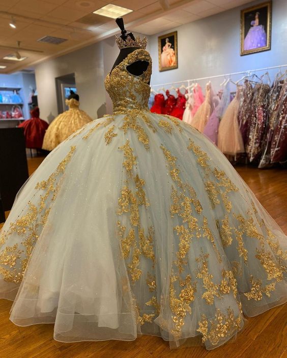 Sky Blue Sexy V-Neck Ball Gown Luxury Beaded Gold Applique Quinceanera Dresses Sleeveless Tull Princess Sweet 16 15 Vestidos De fg5575