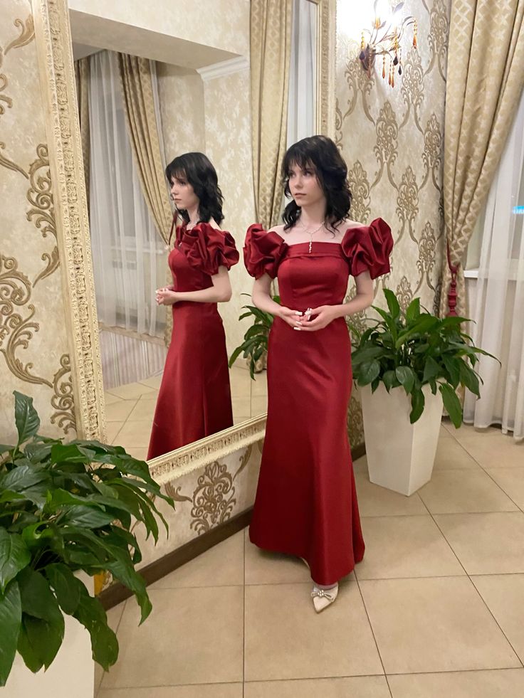 Vestido de fiesta burdeos con hombros descubiertos, largo de satén, para noche