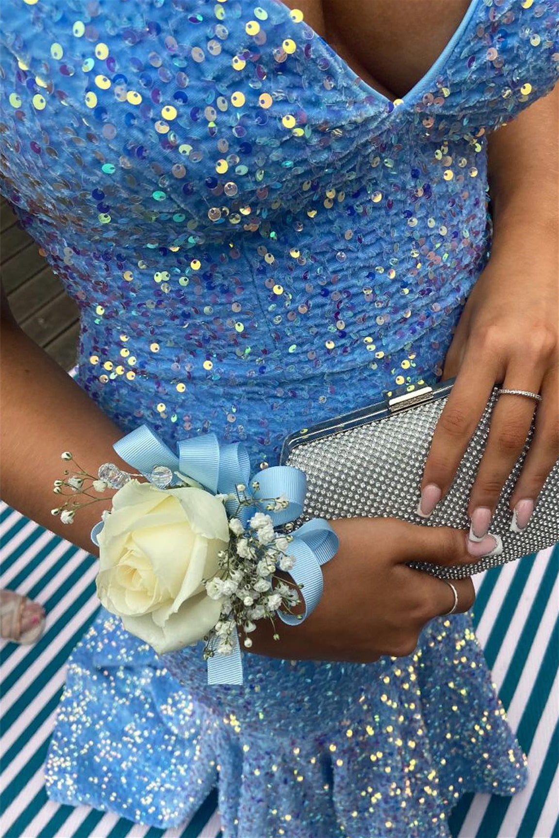 Vestido de fiesta ajustado de sirena con escote en V y lentejuelas en azul claro