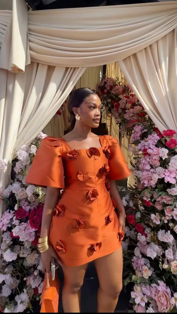 Vestido naranja de fiesta de satén con mangas cortas