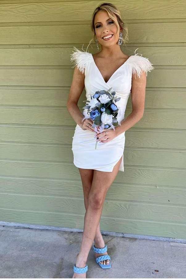 Vestido de fiesta corto con escote en V y plumas azul claro con abertura, vestido de bienvenida más blanco