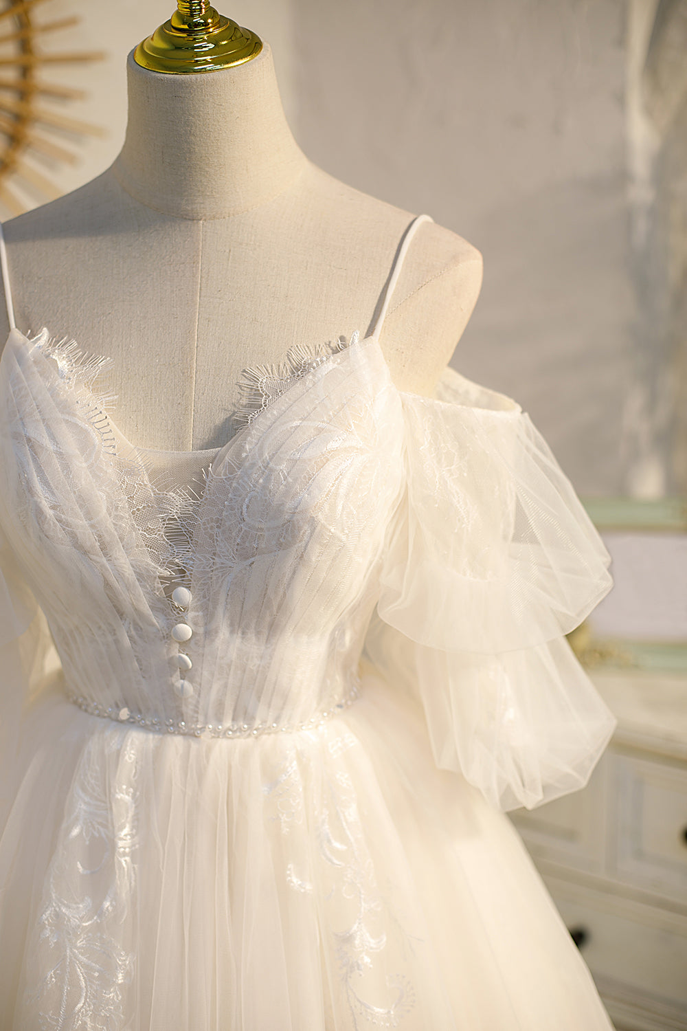 Vestidos de fiesta de princesa con tirantes finos, escote en V, encaje y tul color marfil