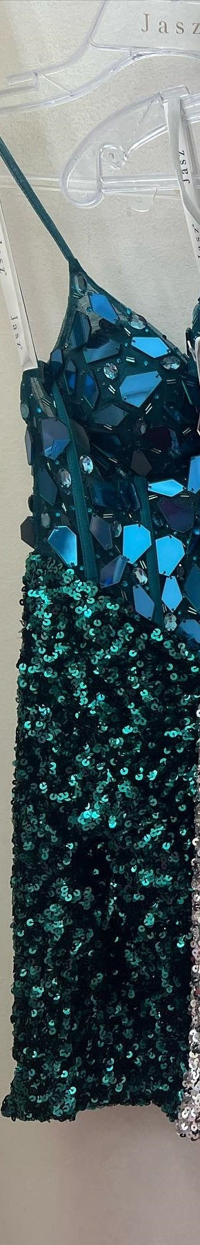 Vestido de cóctel rojo con lentejuelas y escote en V, corte espejo