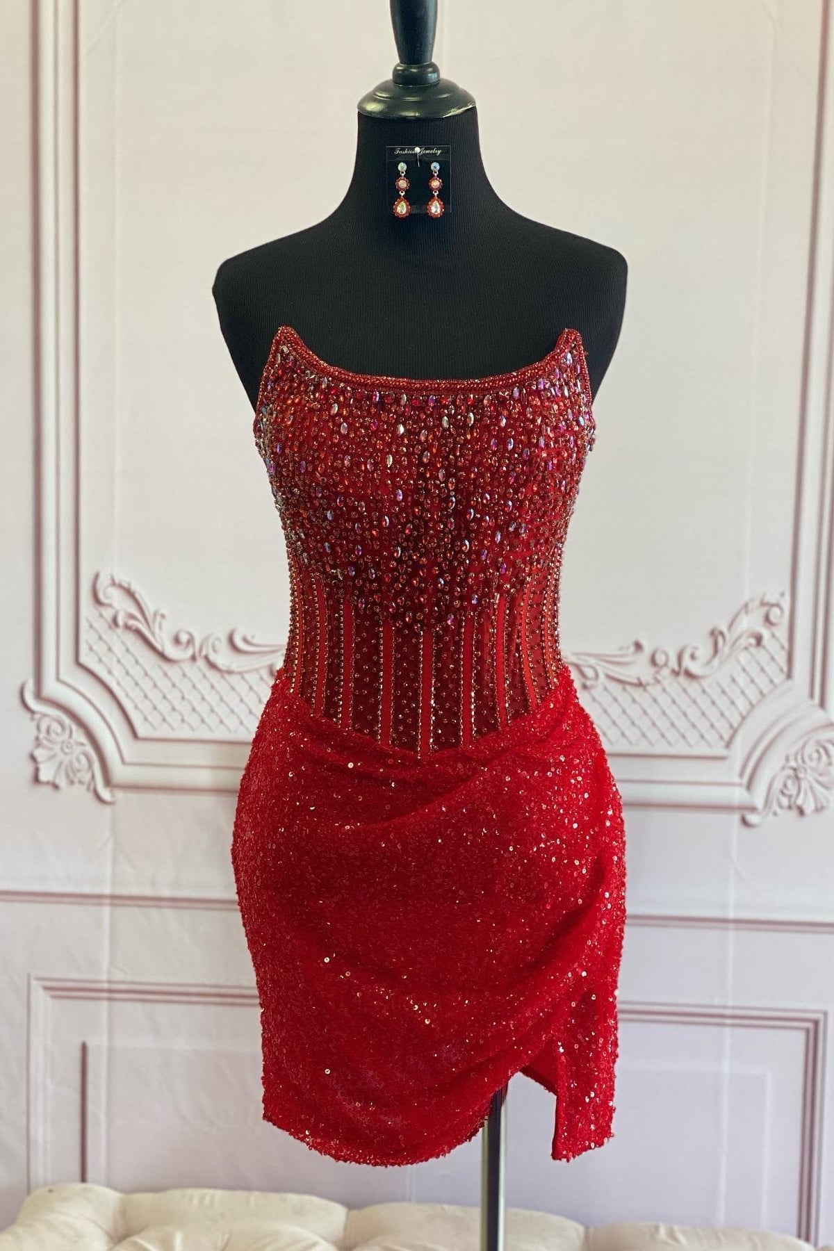Vestido de fiesta rosa sin tirantes, con lentejuelas y cuentas