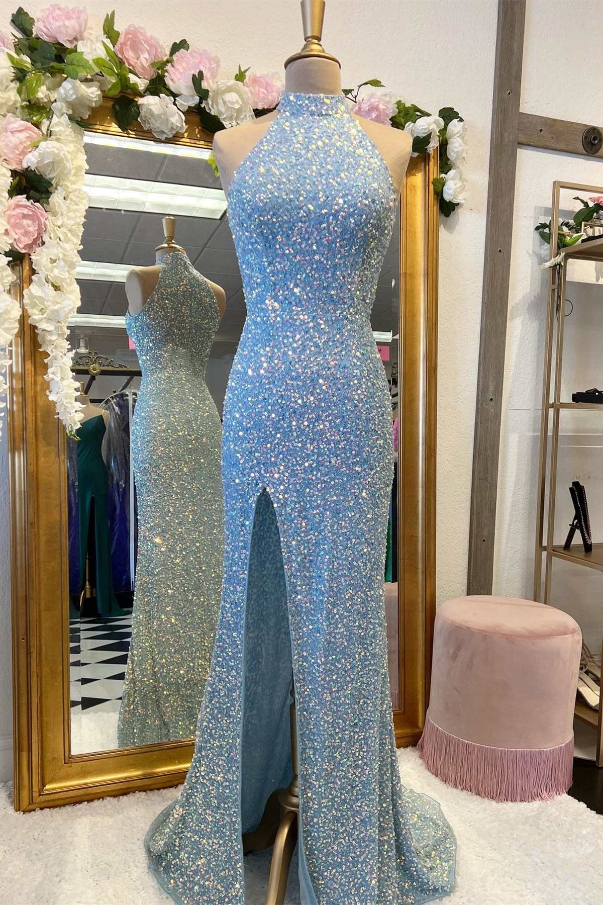 Vestido largo formal con cuello halter y lentejuelas azul real con abertura para fiesta