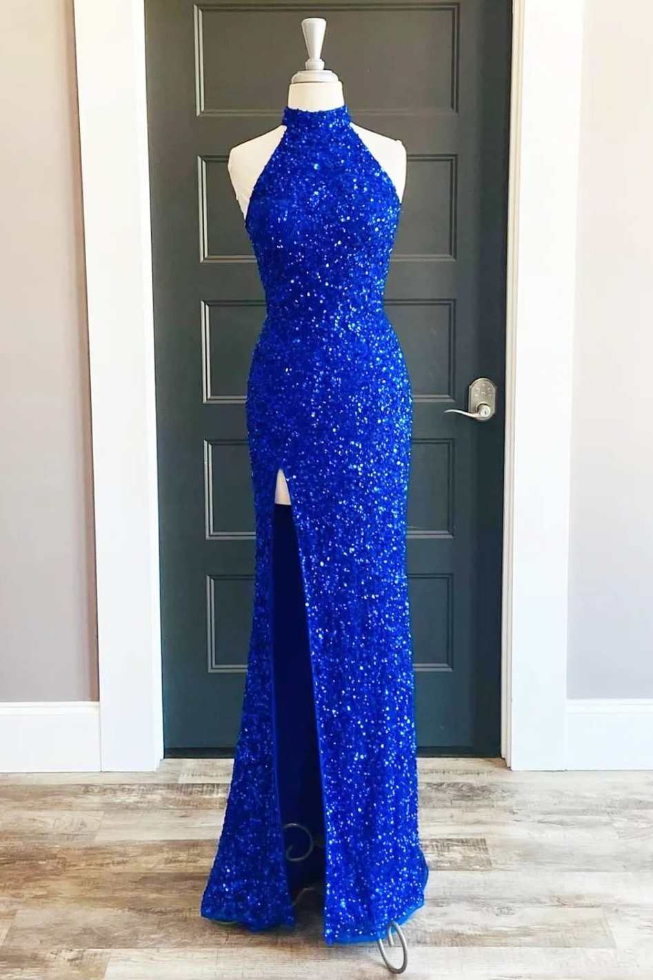 Vestido largo formal con cuello halter y lentejuelas azul real con abertura para fiesta