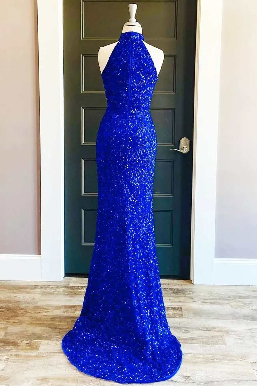 Vestido largo formal con cuello halter y lentejuelas azul real con abertura para fiesta